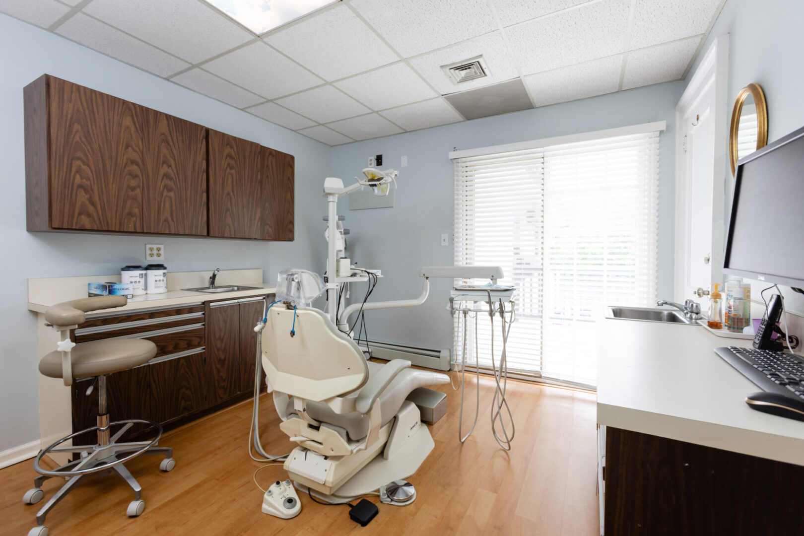 A dentist 's office with an open door to the kitchen.